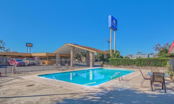 Uvalde Hotel | Cozy Stay at Americas Best Value Inn Uvalde with Pool & Pets