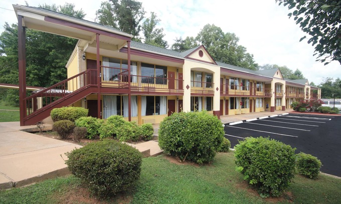 Pilot Mountain Hotel | Budget-Friendly Econo Lodge Inn & Suites with Pool Access