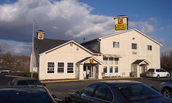 Leavenworth Hotel | Pet-Friendly Americas Stay Inn with Pool & Ocean Views
