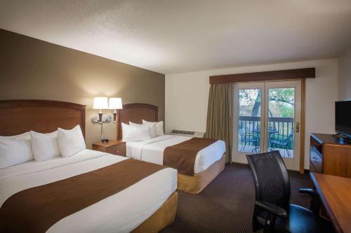 Baudette Hotel | Relax at AmericInn by Wyndham Baudette with Ocean Views