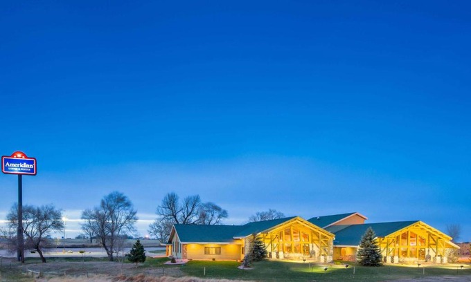 Chamberlain Hotel | Pet-Friendly Stay at AmericInn by Wyndham Chamberlain