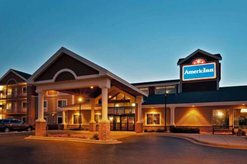 Chanhassen Hotel | Charming AmericInn by Wyndham Chanhassen with Pool & Hot Tub