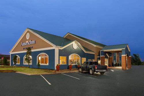 Grinnell Hotel | Pet-Friendly AmericInn by Wyndham Grinnell with Pool Access