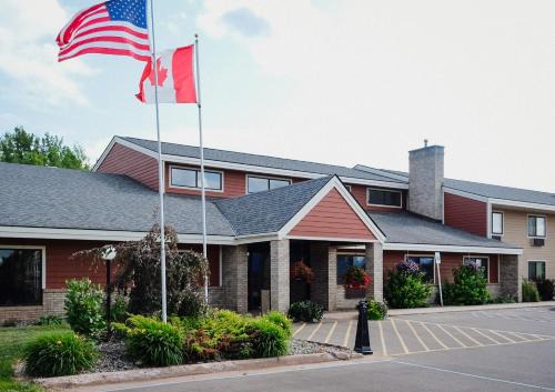 Ironwood Hotel | Pet-Friendly AmericInn by Wyndham Ironwood with Pool & Hot Tub