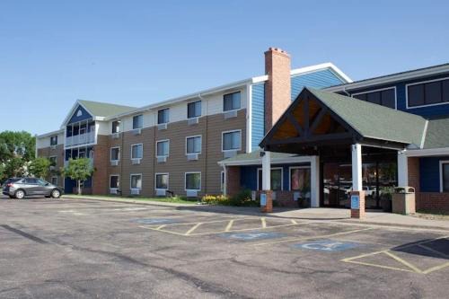 Kearney Hotel | Pet-Friendly AmericInn by Wyndham Kearney with Breakfast
