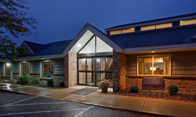 Red Wing Hotel | Discover Comfort at AmericInn by Wyndham Red Wing