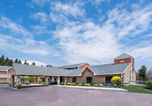 Tofte Hotel | Discover AmericInn by Wyndham Tofte Near Lake Superior