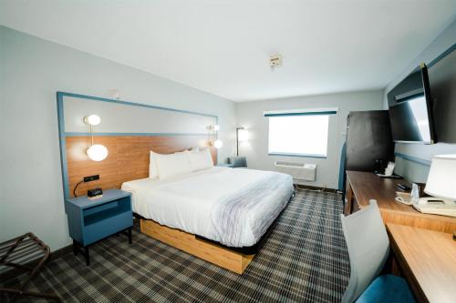 Tomahawk Hotel | Pet-Friendly Retreat at Super 8 by Wyndham Tomahawk
