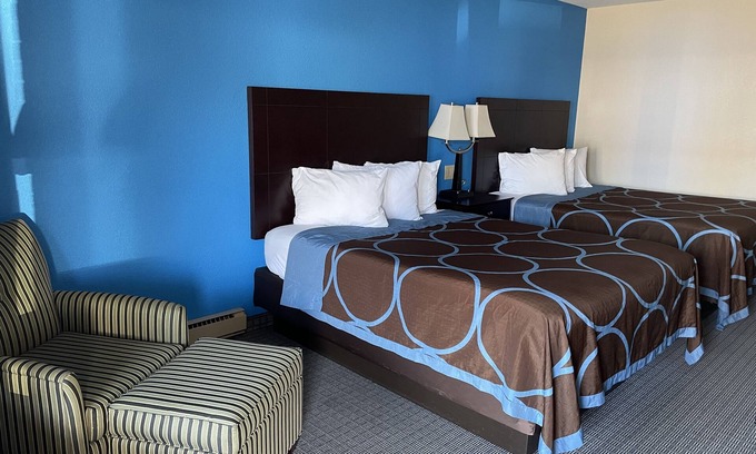 Eau Claire Hotel | Comfortable Stay at AmeriVu Inn & Suites with Breakfast