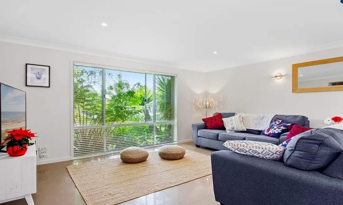 Callala Bay House | Amersham: Enjoy a Vibrant Entertainment Area and Yard