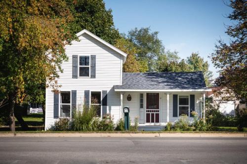 Elk Rapids House | Guest Rated 9.3 - Ames Cottage in Elk Rapids Awaits You