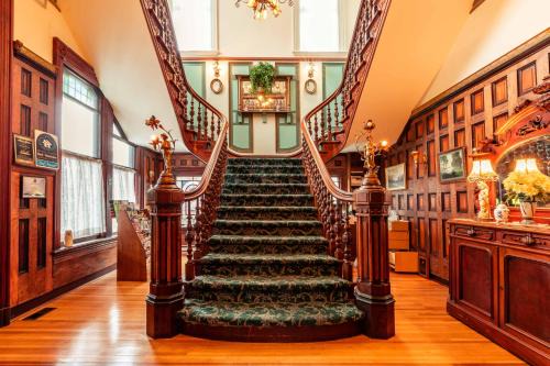 Rockland Bed & Breakfast | Discover Amethyst Inn: Family-Friendly Stay with Dining