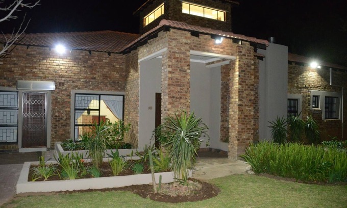 Emalahleni Hotel | Guest Rated 10/10: Ametis Guest House with Pool & Breakfast