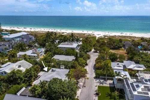 Holmes Beach House | AMI Beachside Bungalow: Relaxing Oceanfront Retreat