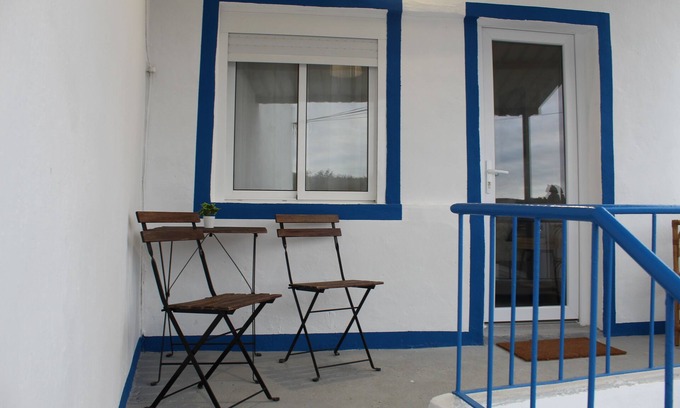 Amiais de Baixo Cottage | Amiais River Beach House: Pet-Friendly Retreat with Spa