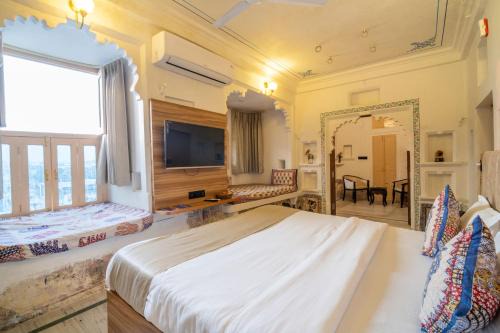 Lake Swaroop Sagar Hotel | Budget-Friendly Navkesar Heritage with Cozy Fireplace