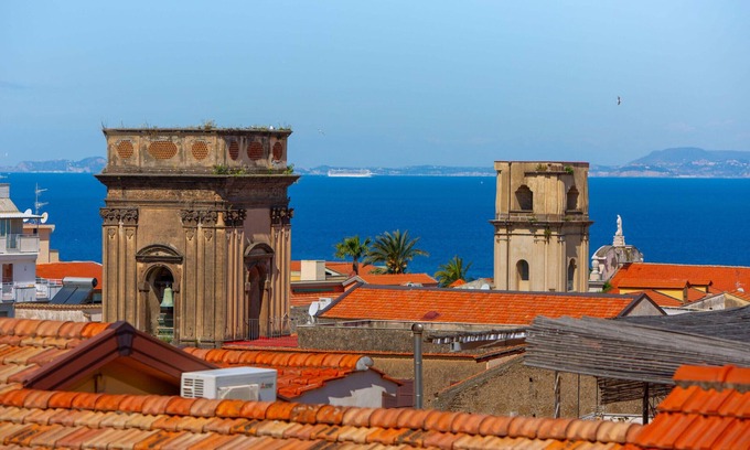 Sorrento City Centre Apartment | AMORE RENTALS - Apartment The Roof with Terrace and Sea View