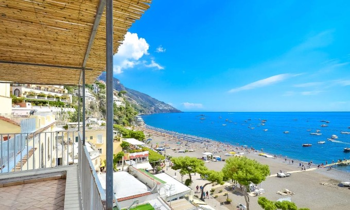 Positano City Centre House | Oceanfront Luxury at AMORE RENTALS - Casa Raffi, 4 Stars