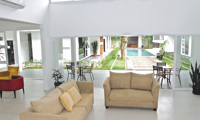 Ragunan Hotel | Family-Friendly Ampera Avenue Residence with Pool & Breakfast