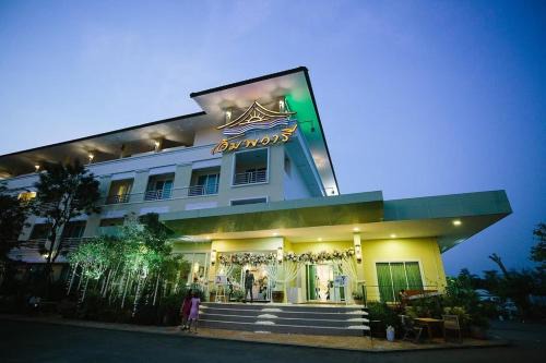 Samut Songkhram Hotel | Discover Amphawaree: Family-Friendly with Breakfast Included