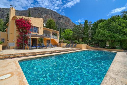 Montgo de Toscamar House | Amphora: Family-Friendly Retreat with Inviting Pool