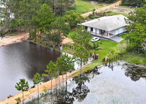 Jaguaruna House | Spacious Country House with Tranquil Lagoon Retreat