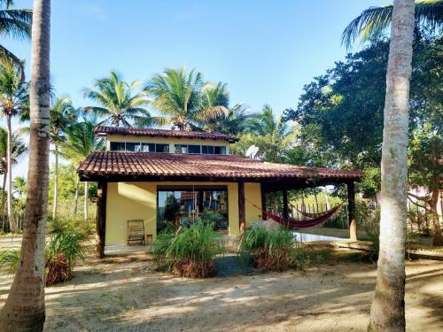 Caravelas House | Spacious Family Retreat in Waterfront Community