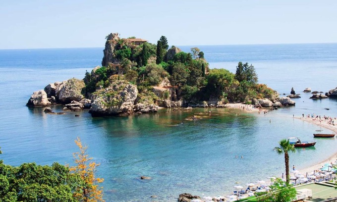 Sant'Anna Apartment | Spacious Seafront Apartment with Ocean View & Breakfast