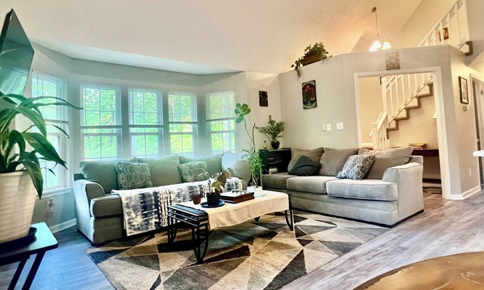 Lynchburg House | Ideal Home in Prime Location with Spa & Breakfast Included