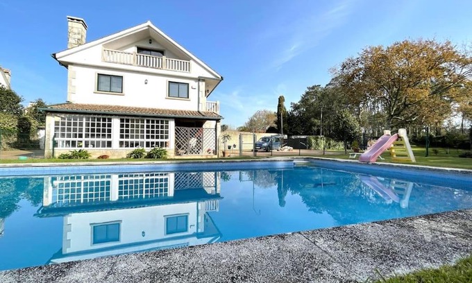 Tomino House | Family-Friendly Getaway at Amplia Casa Familiar - Rated 9.4