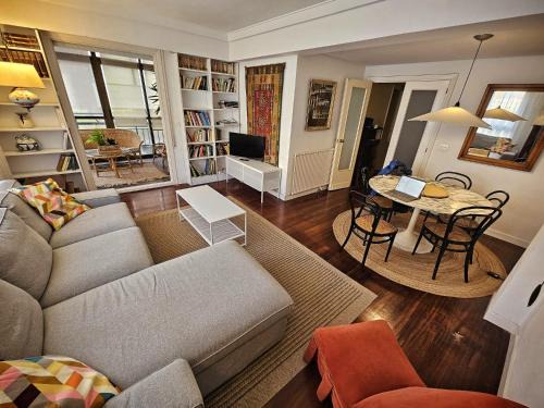 Zarautz Apartment | Spacious Beachside Apartment with Garage and Ocean View