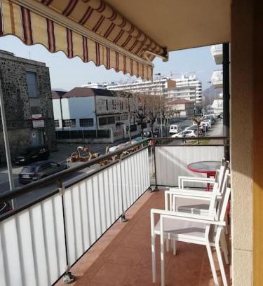 Zarautz Apartment | Bright and Inviting 3-Bedroom Apartment with Ocean View