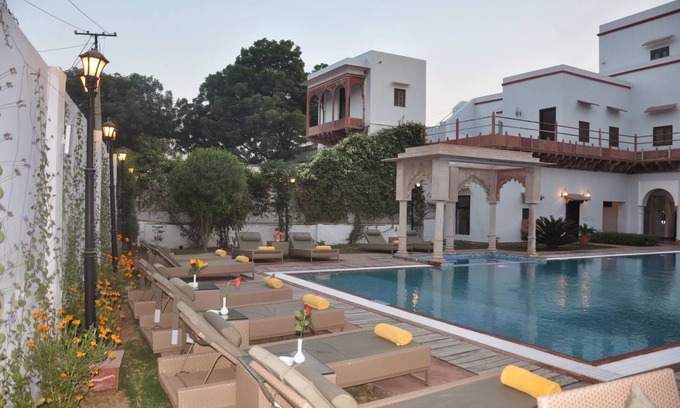 Peharsar Hotel | Charming Amritara Chandra Mahal Haveli with Pool & Dining