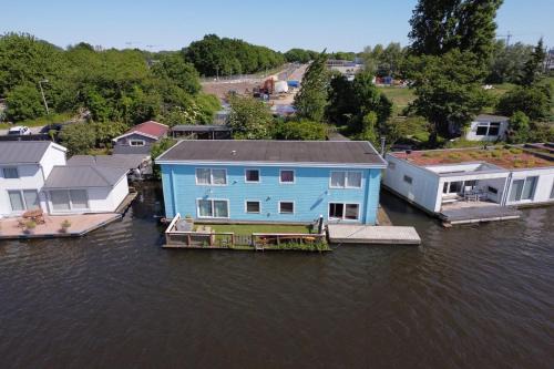 Amsterdam North Bed & Breakfast | Cozy Amster Houseboat: Pet-Friendly Retreat with Kitchen