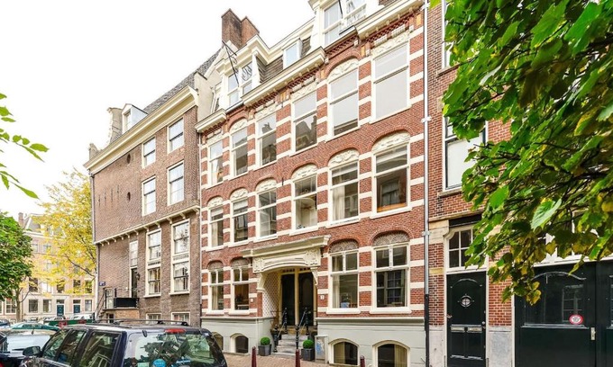 De Weteringschans Apartment | Central Amsterdam Apartment: Family-Friendly Stay Awaits