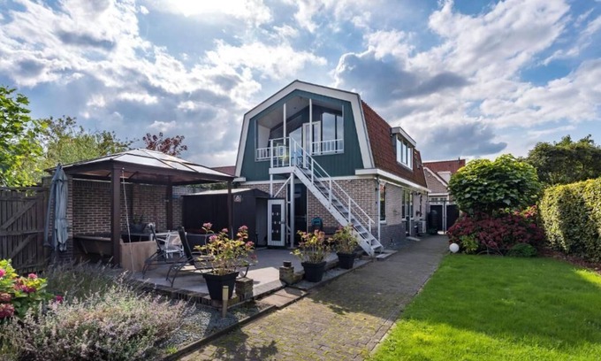 Den Ilp Apartment | Idyllic Amsterdam Country Side with Pool & Lake View