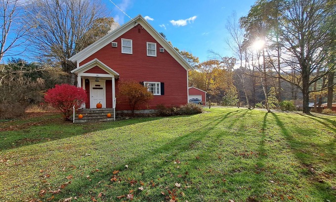 Cooperstown House | Discover Amy's Schoolhouse: 6 Bedrooms Near Dreams Park