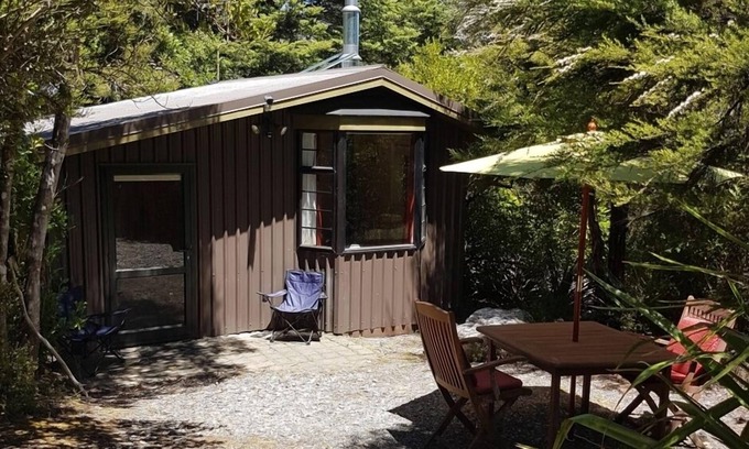 St. Arnaud Cottage | Tranquil Amyris Retreat with Pool & Lake View Amenities