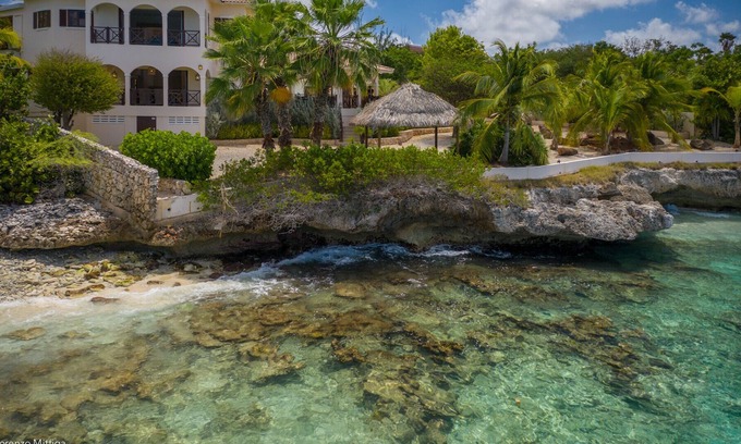 Sabadeco Villa | An amazing oceanfront villa with very large swimming pool!