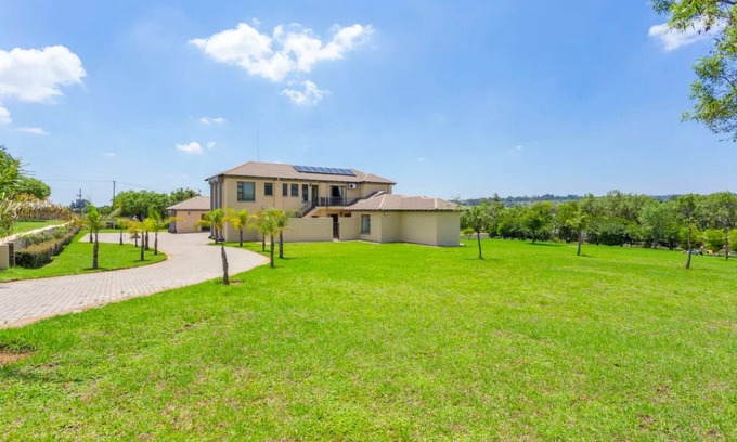 Greater Johannesburg Metropolitan Area Villa | Serene Villa Oasis in Gauteng with Private Pool & Breakfast