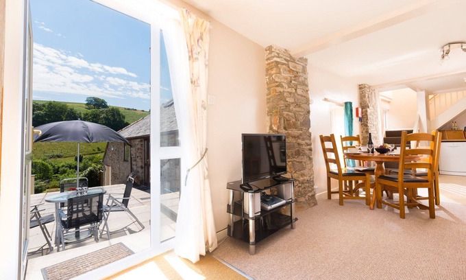West Down Cottage | Modern Apartment for 4 Guests with Kitchen & Breakfast