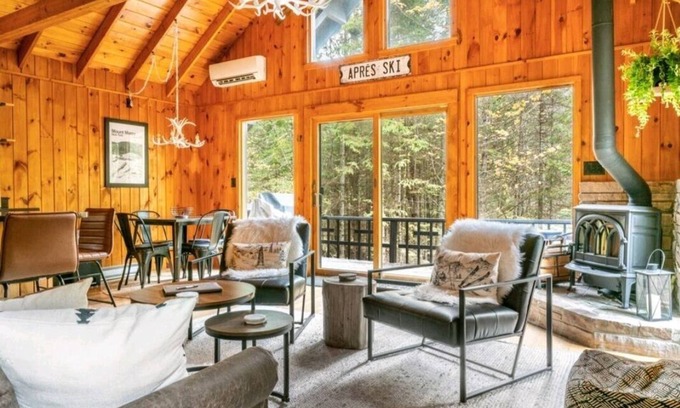 Jay Ski Chalet | Top-Rated Après Ski Getaway with Breakfast & Kitchen Access