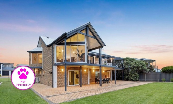 Middleton House | Architectural Family Retreat Steps from Surf Beach