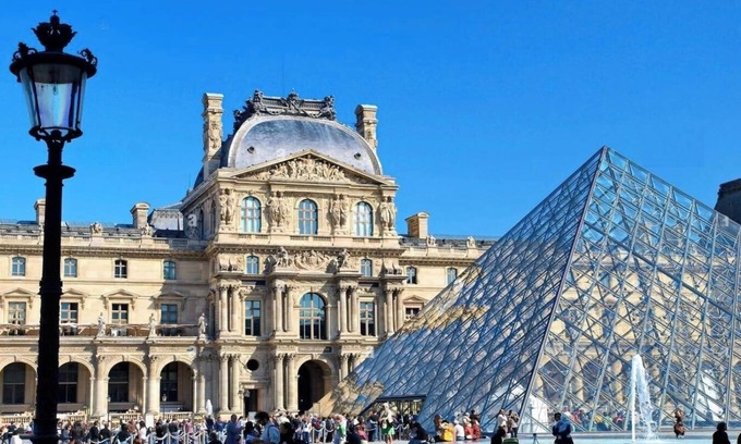 Vivienne Apartment | AN AUTHENTIC PARISIAN RETREAT NEXT TO LOUVRE ,TUILERIES GARDENS & PALAIS ROYAL