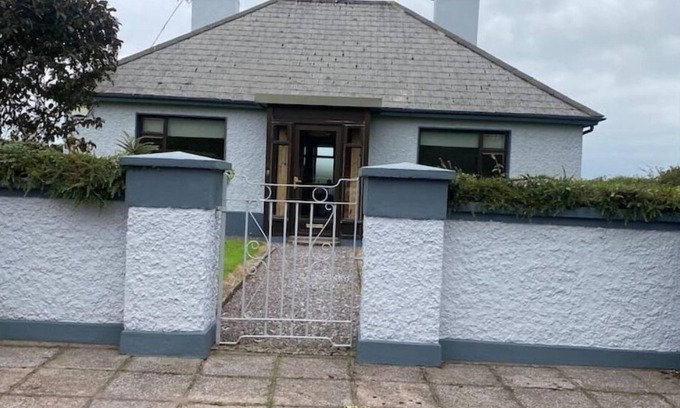 Killorglin Cottage | Inviting An Cnoc Cottage: Family-Friendly Retreat with Kitchen