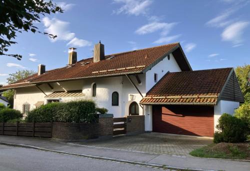 Munchen District Apartment | Discover An den Isarauen: 4-Star Family-Friendly Retreat