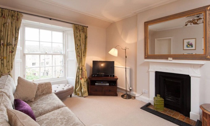 New Town Apartment | Elegant Two-Bedroom Apartment with Spa & Breakfast Included