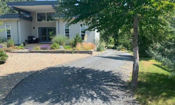 Regional District of Nanaimo Apartment | Discover an Elegant Retreat with Pool & Breakfast in Deep Bay