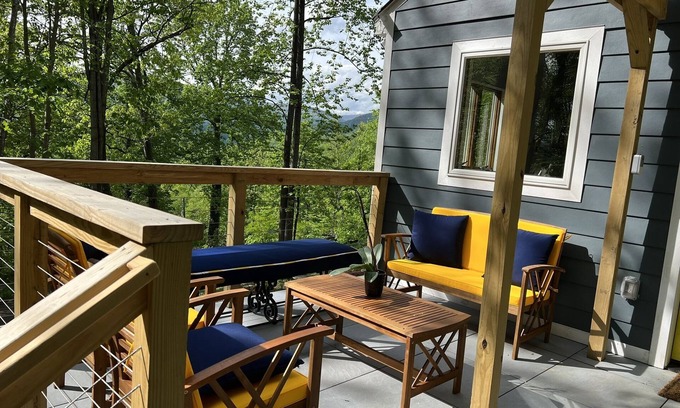 Hood Cottage | Elegant Mountain Retreat with Spa and Hot Tub Amenities