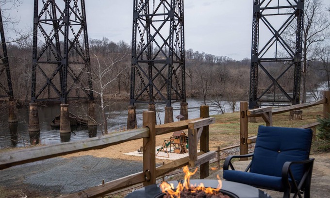 Lynchburg House | An entire resort to yourself! Riverfront home 5 mins. from Historic Lynchburg.